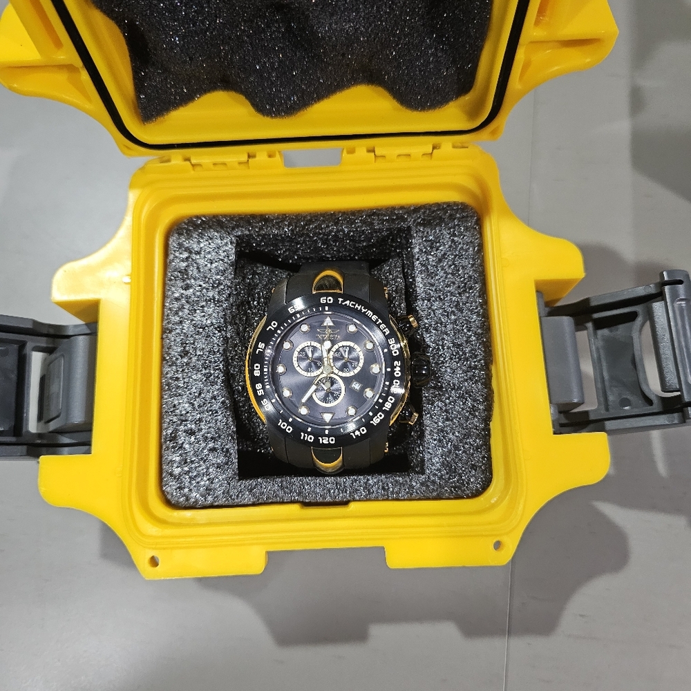 Invicta Pro Diver Men's Black and Gold Watch